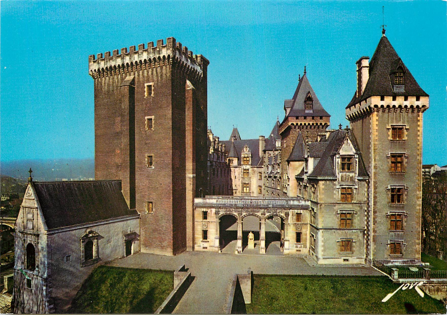 CPM Le Chateau et la cour d'Honneur Facade principale