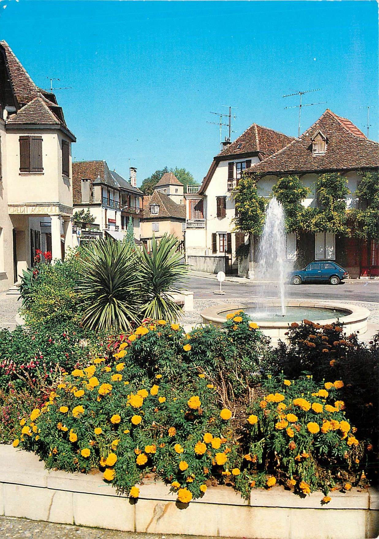 CPM Salies de Bearn (Pyr Alt 64) le jet d'eau et la place