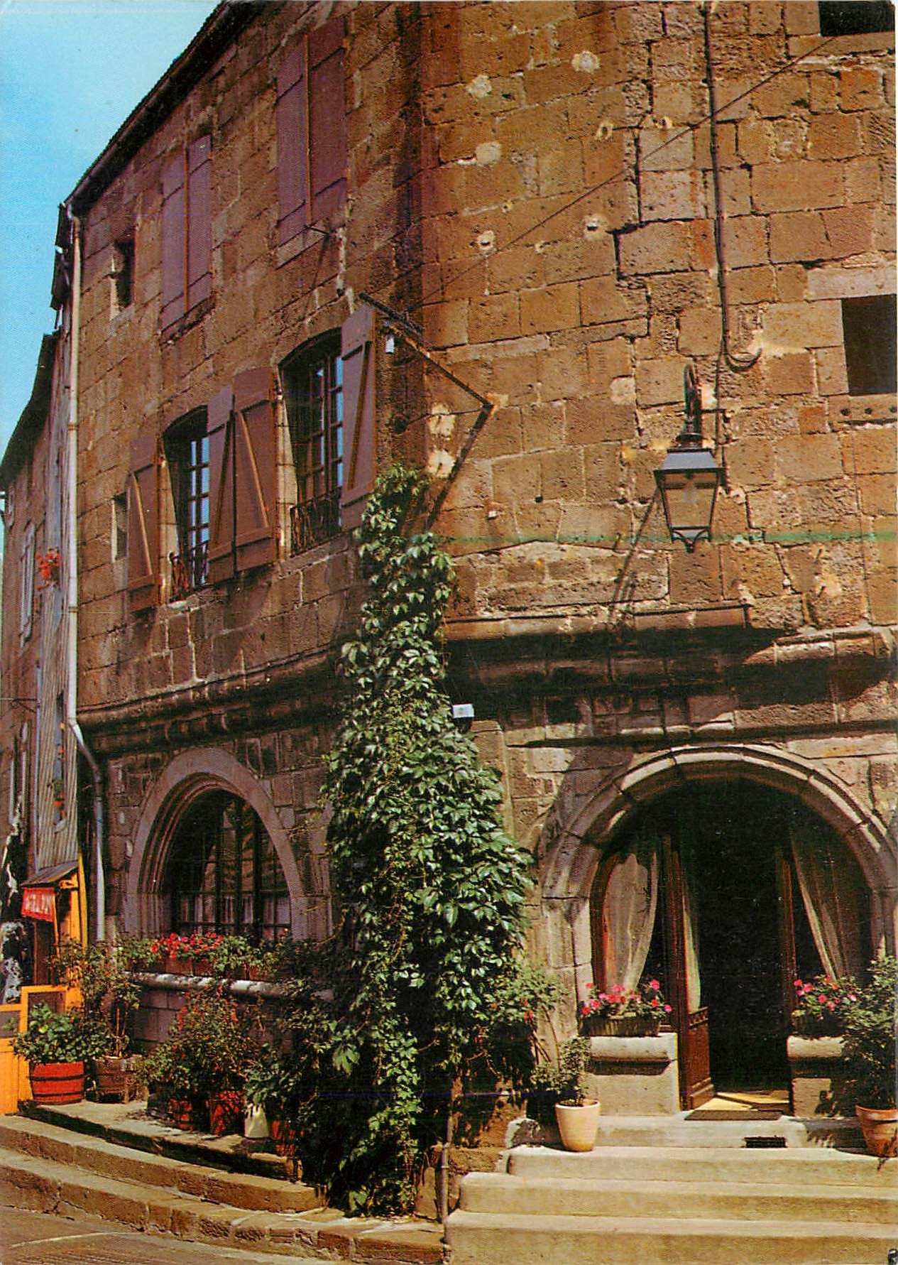 CPM L'Auvergne Pittoresque Vieilles Maisons a Besse en Chandesse