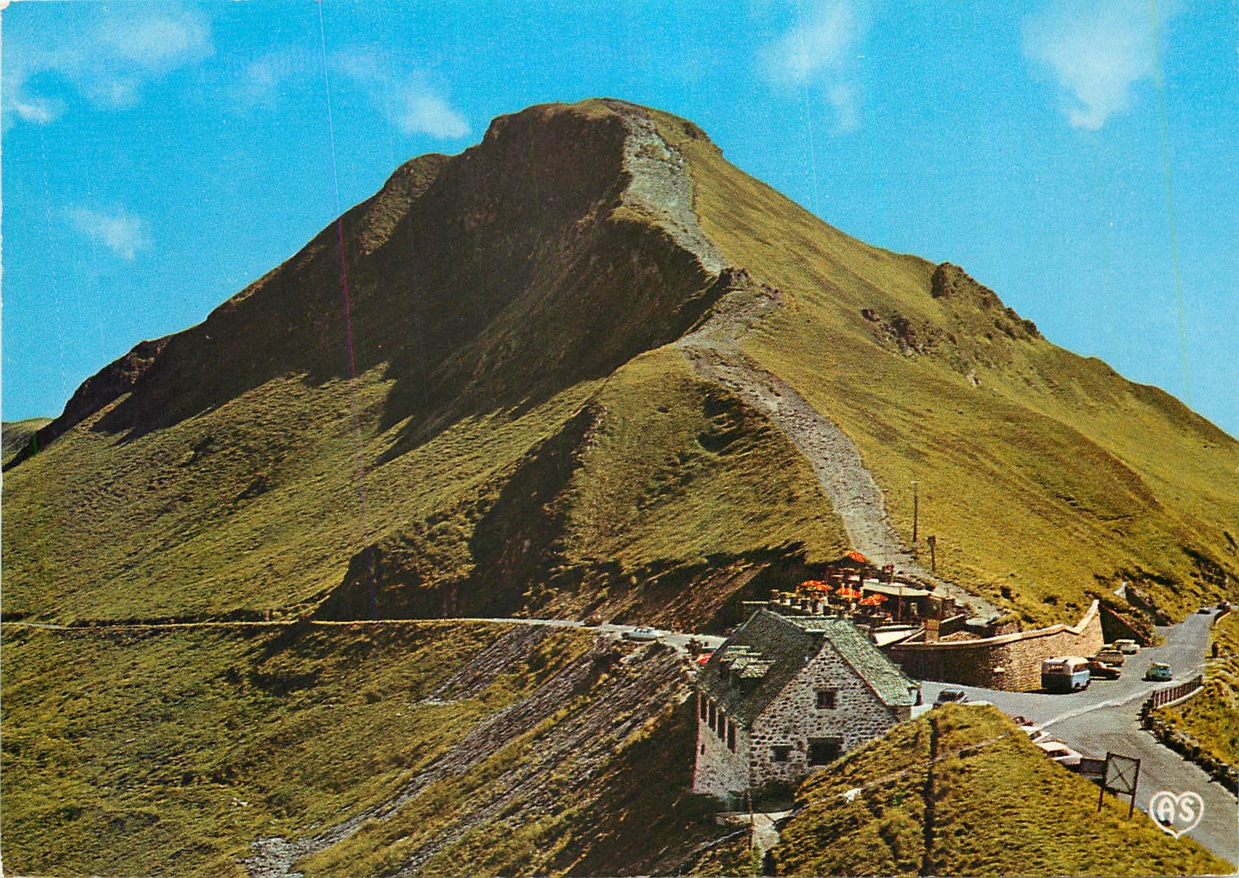 CPM l'Auvergne Puy Mary (alt 1787 m)dominat le croisement des trois route d'Aurillac Murat et Salers