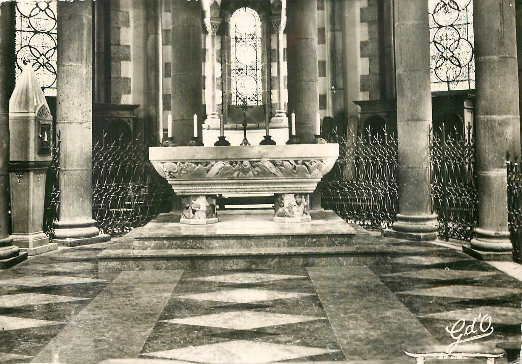 CPM L'Auvergne Eglise de la Bourboule le Choeur Autel Armoire Eucharistique et dallage par charlier 