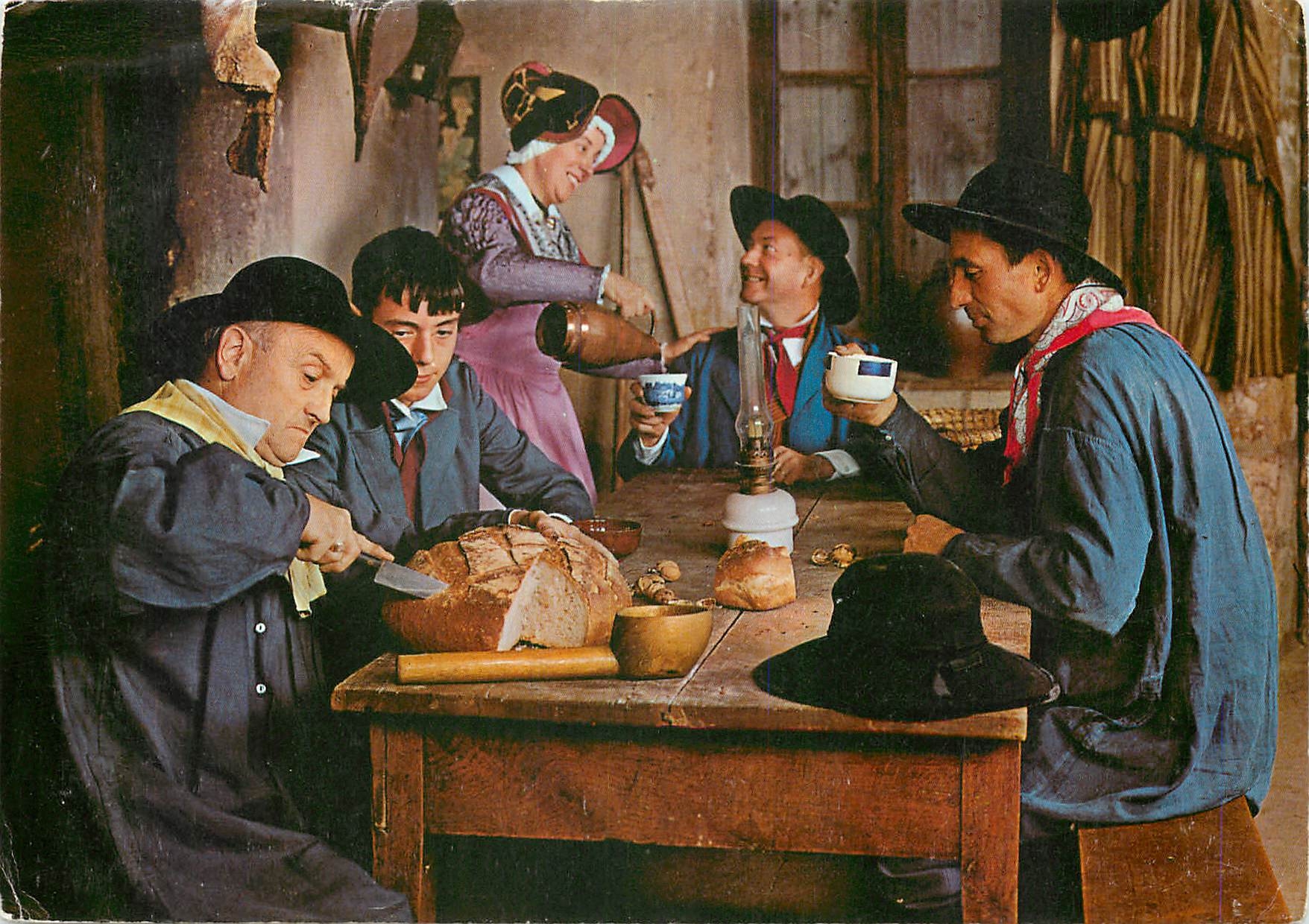 CPM Groupe Folklorique La Bourree Bourbonnaise du Moulins Folklore