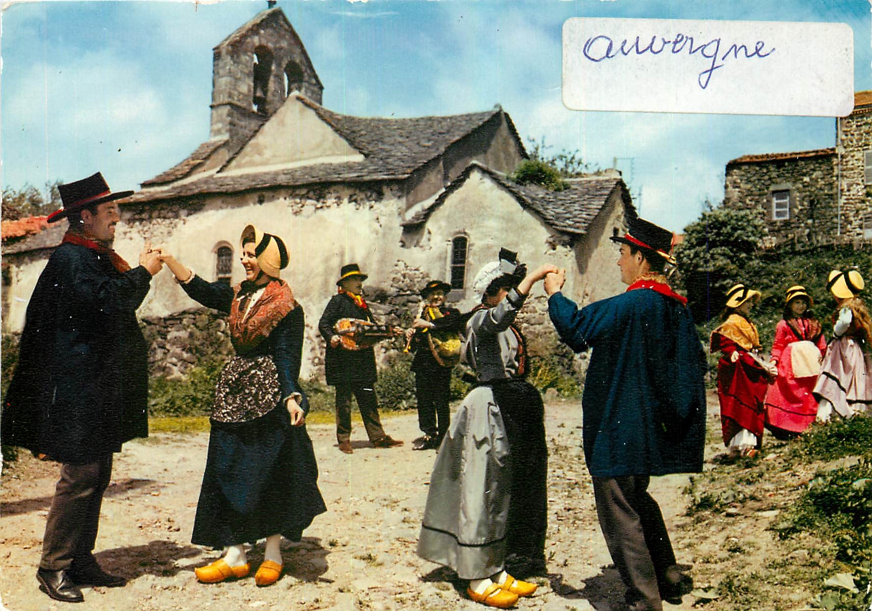 CPM L'Auvergne pittoresque et le Folklore Issoirien les aubades le matin de la fete a Ternant les Ea