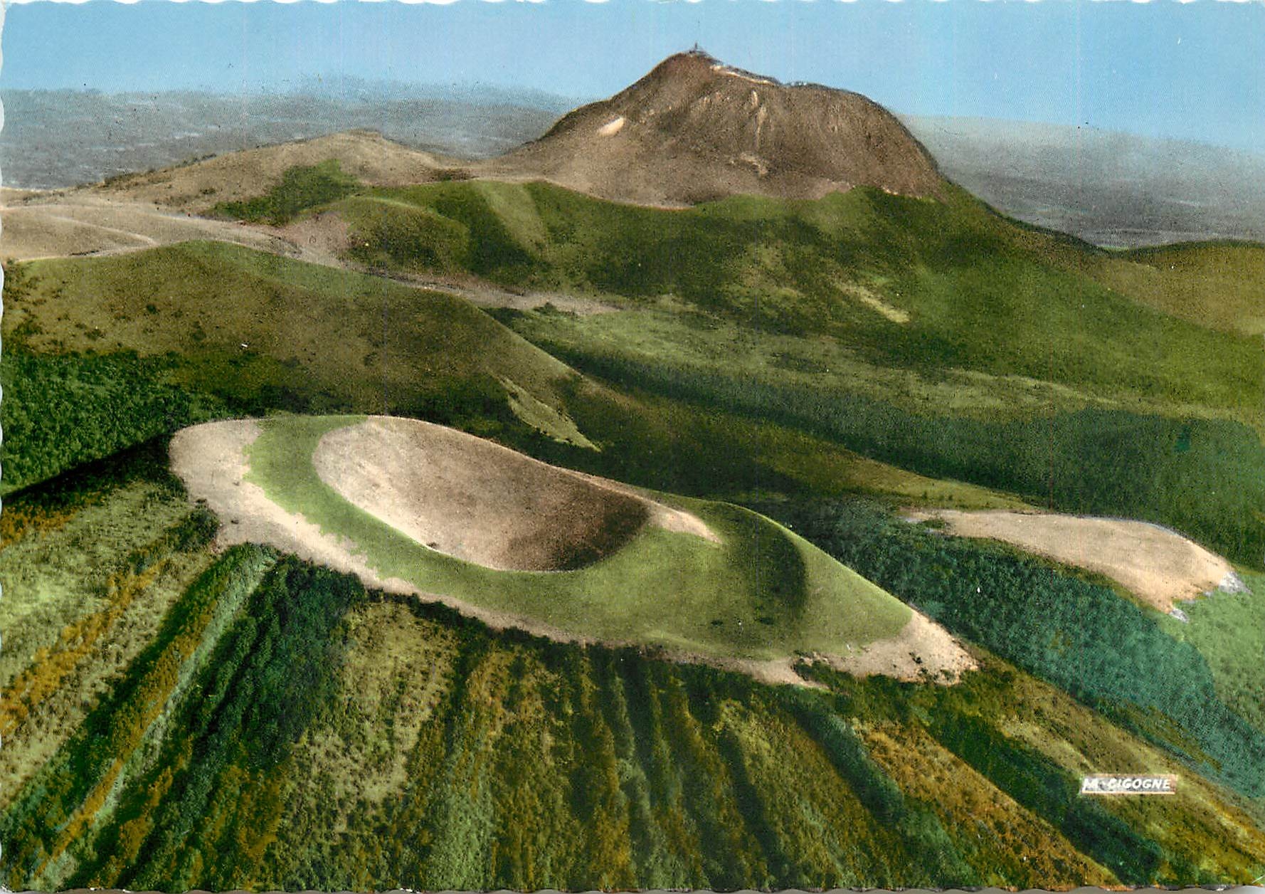CPM En avion sur les Monts Dome (Pilote Operateur R Henrard) au premier plan Puy de Dome