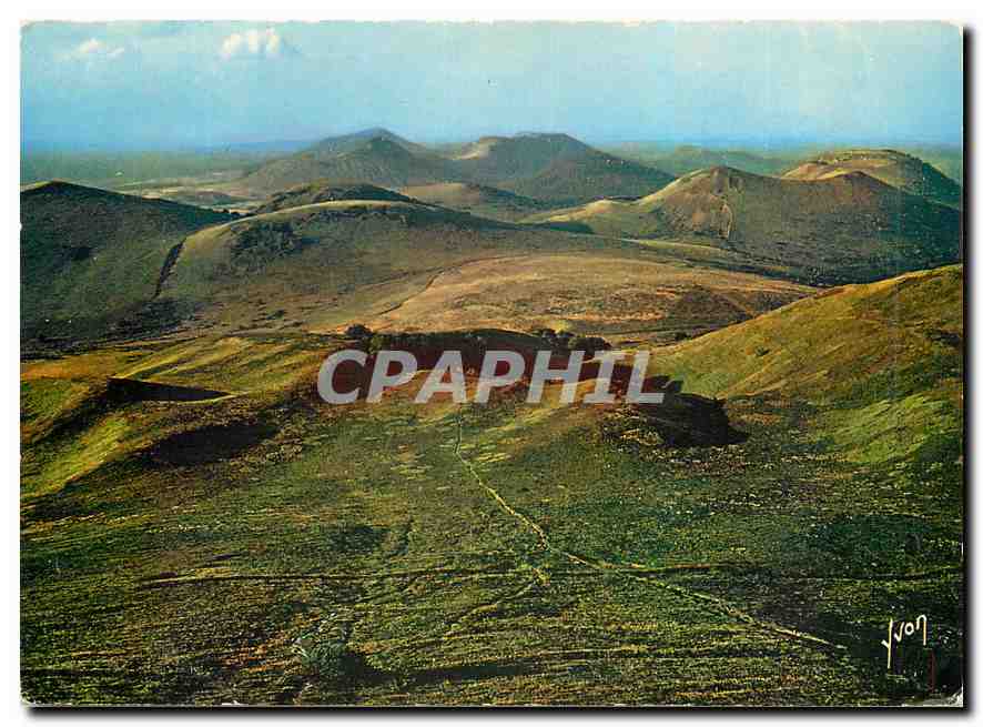 CPM Coueleurs et lumiere de France l'Auvergne pittoresque Le Puy de Dome Paysage Volcanique