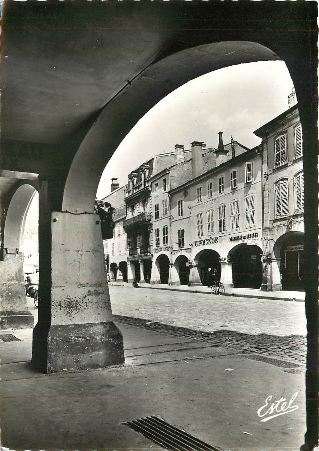 CPM Remiremont la grand Rue et ses Arcades