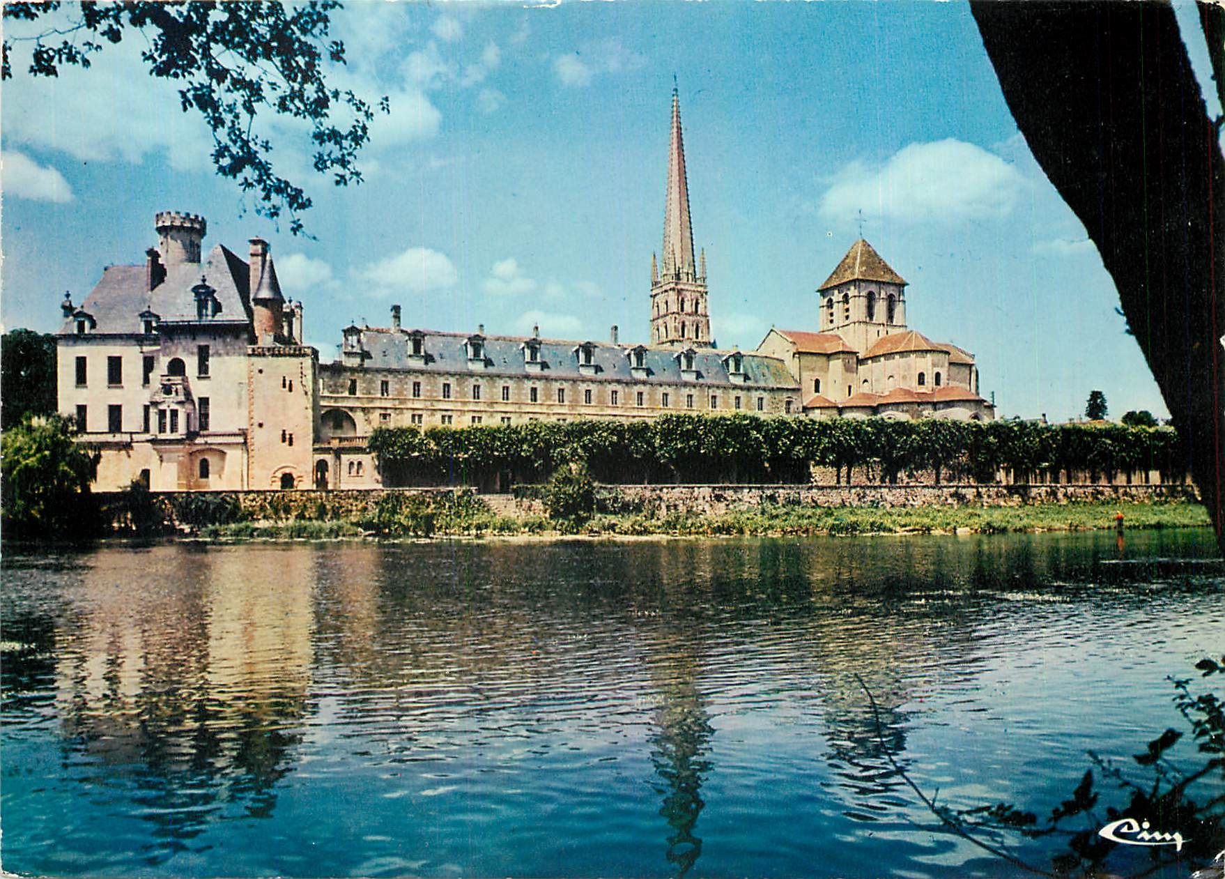 CPM St Savin sur Gartempe (Vienne) Vue d'ensemble l'eglise (XIe XIIe s) et l'Abbaye (XVIIe s)