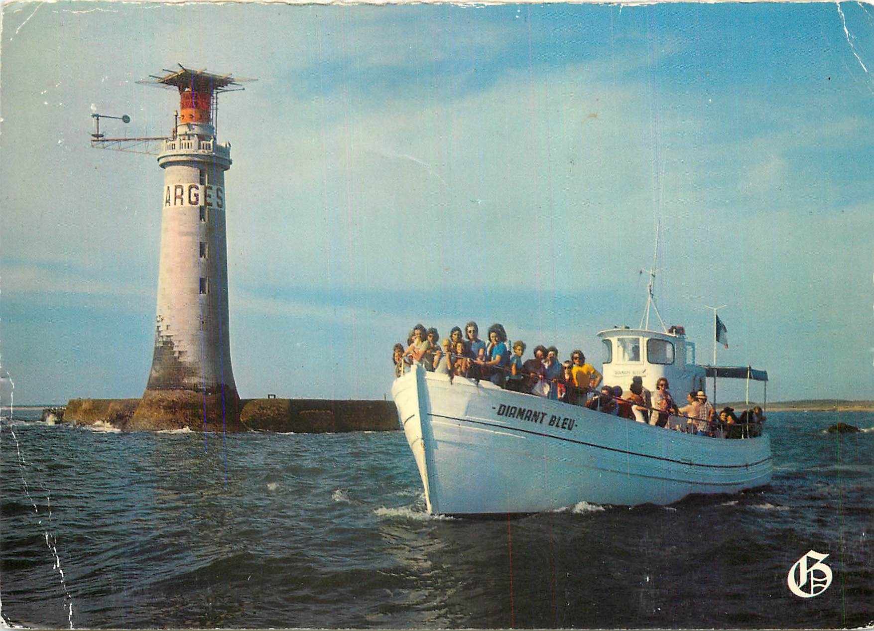 CPM Les Sables d'Olonne Diamant Bleu Vedette devant le Phare des Barges Bateau