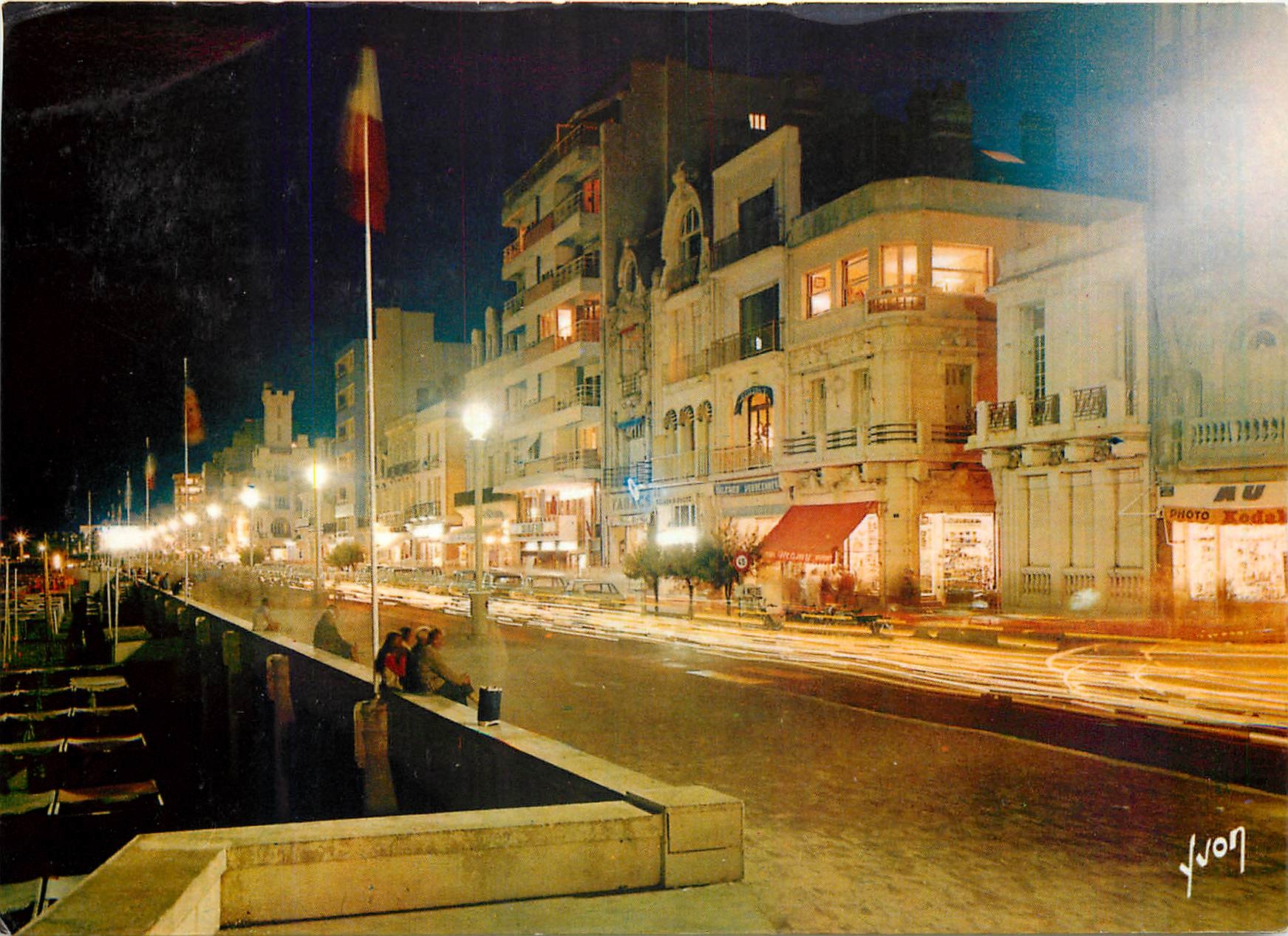 CPM Couleurs et Lumiere de France les Sables d'Olonne (Vendee) Promenade de Nuit sur le Remblai