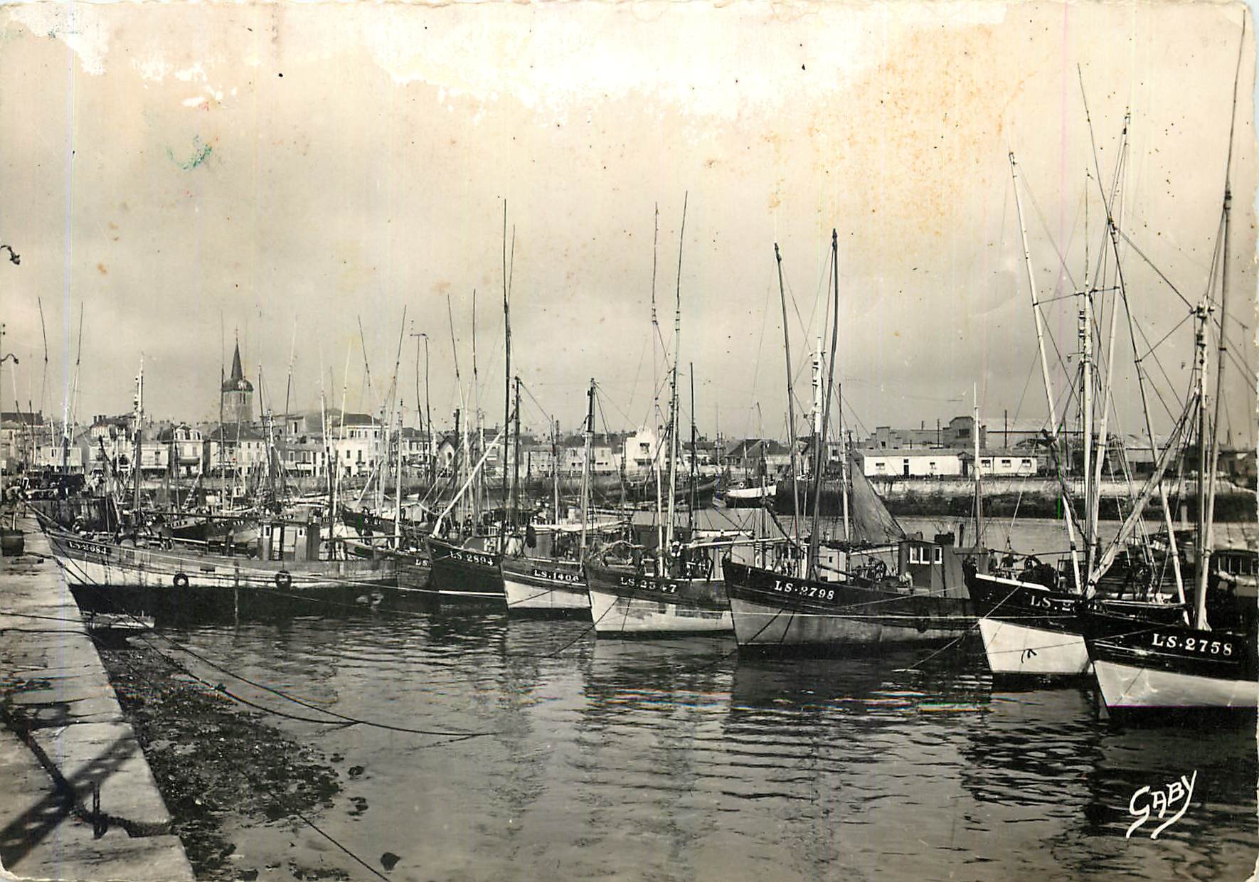 CPM Les Sables d'Olonne (Vendee) Le Port vers la chaume Bateaux de peche