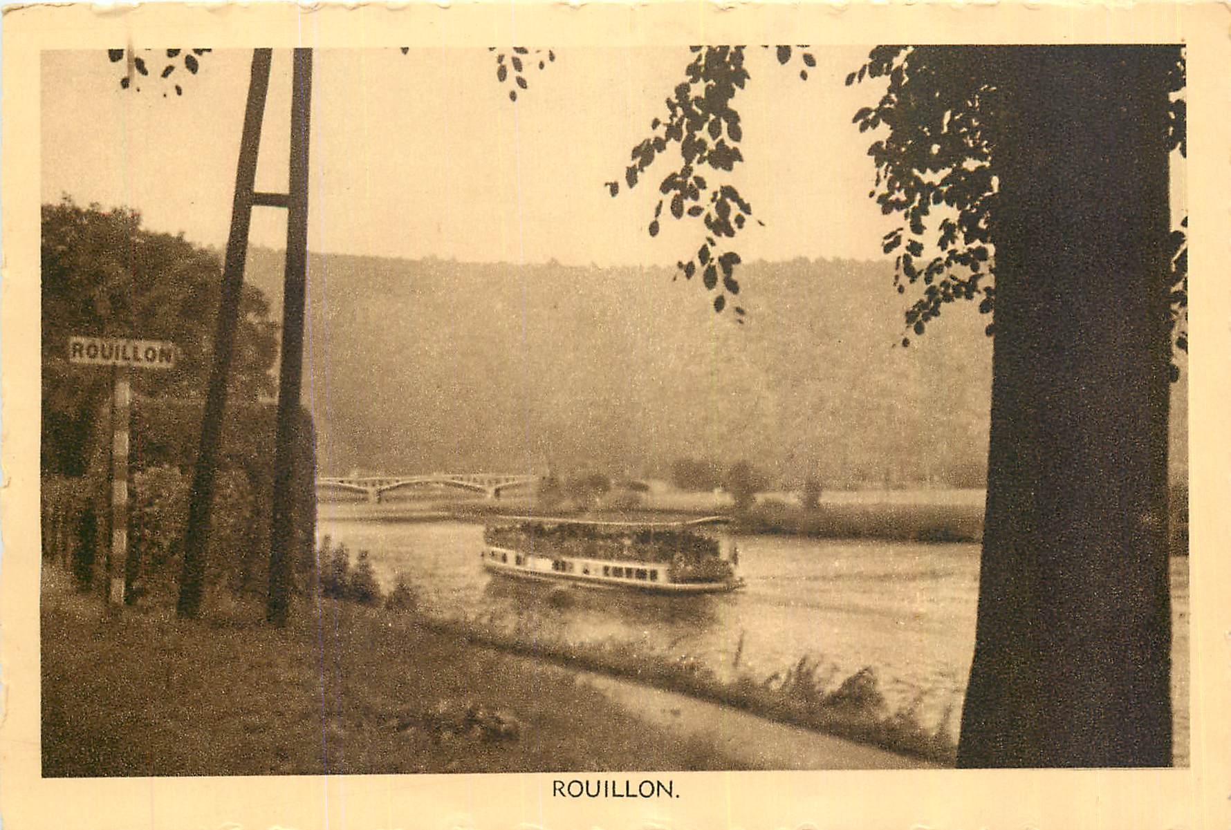 Rouillon — vue du canal avec bateau — Photo W. Kessels, Bruxelles