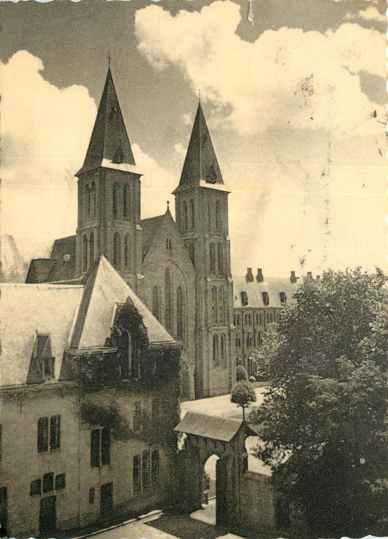 CPM  Abbaye de Maredsous Eglise et vue de l'Ecole Abbatiale (carte toilee)