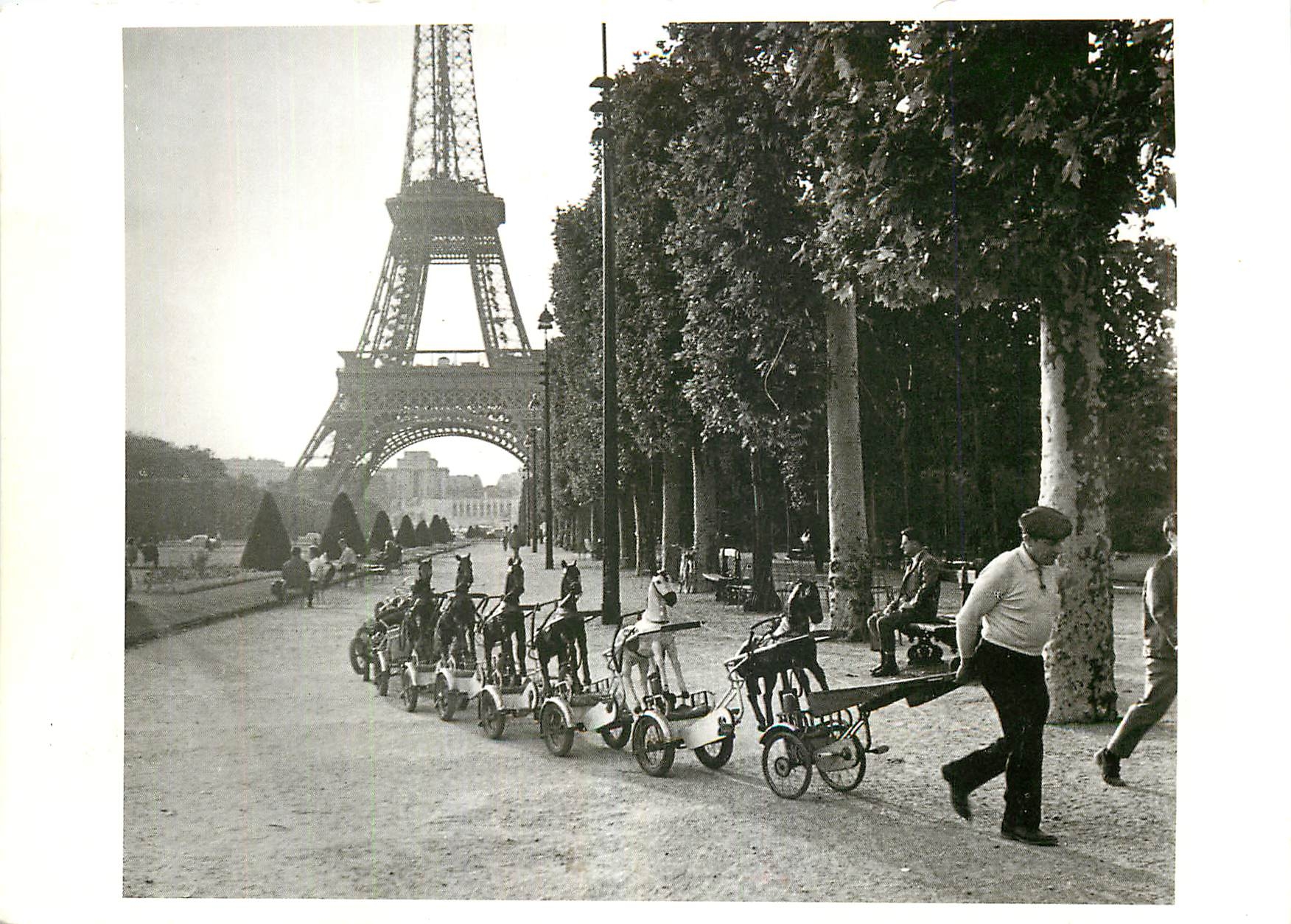 CPM Paris 1969 Robert Doisneau La cavalerie du Champ de Mars