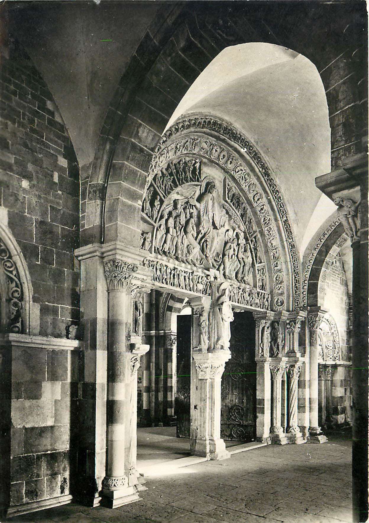 CPM Vezelay (Yonne) Eglise Abbatiale de la Madeleine (1096 fin XIIe s) Narthex vue sur le Portail Ce