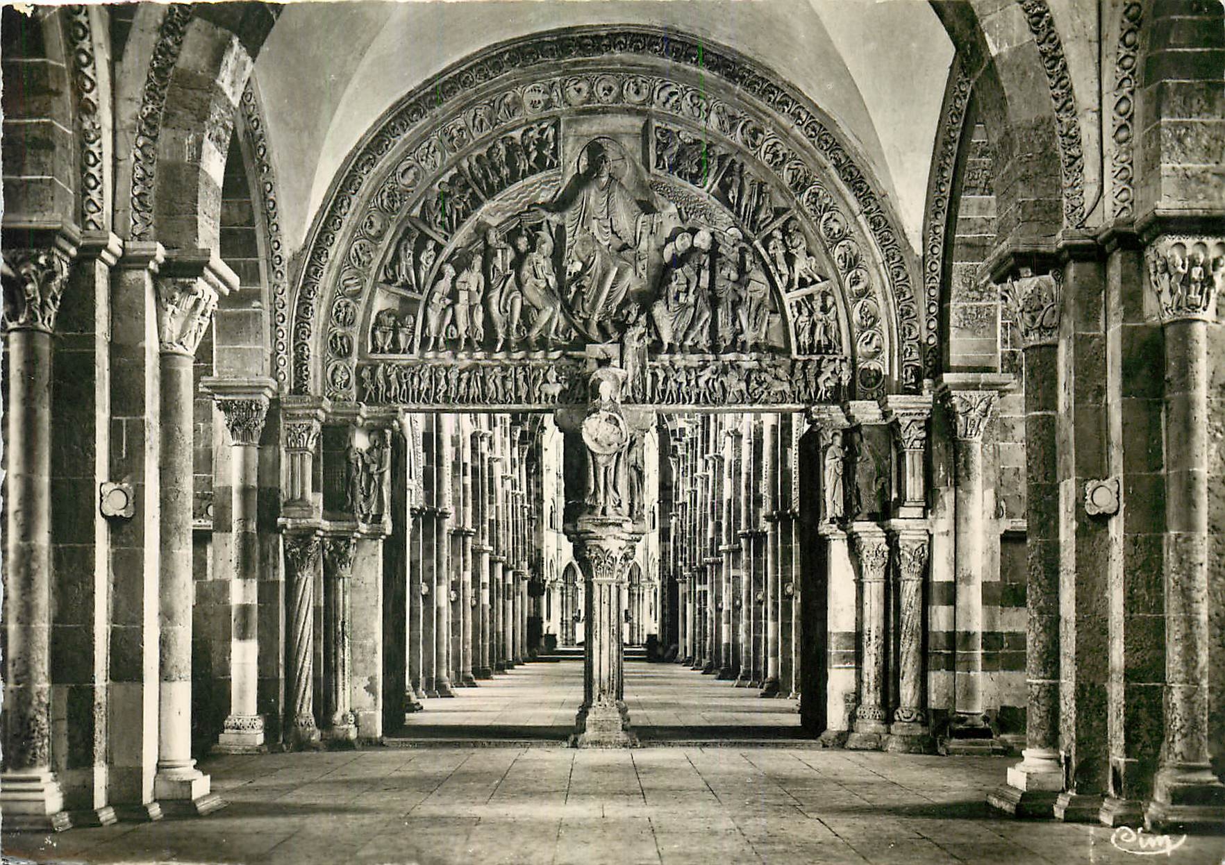 CPM Vezelay (Yonne) Eglise Abbatiale de la Madeleine (XIIe s) La Narthex Portail et la Nef