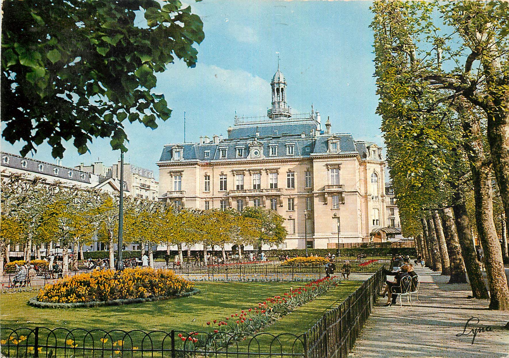 CPM Asnieres (Hauts de Seine) L'Hotel de ville et le Parc