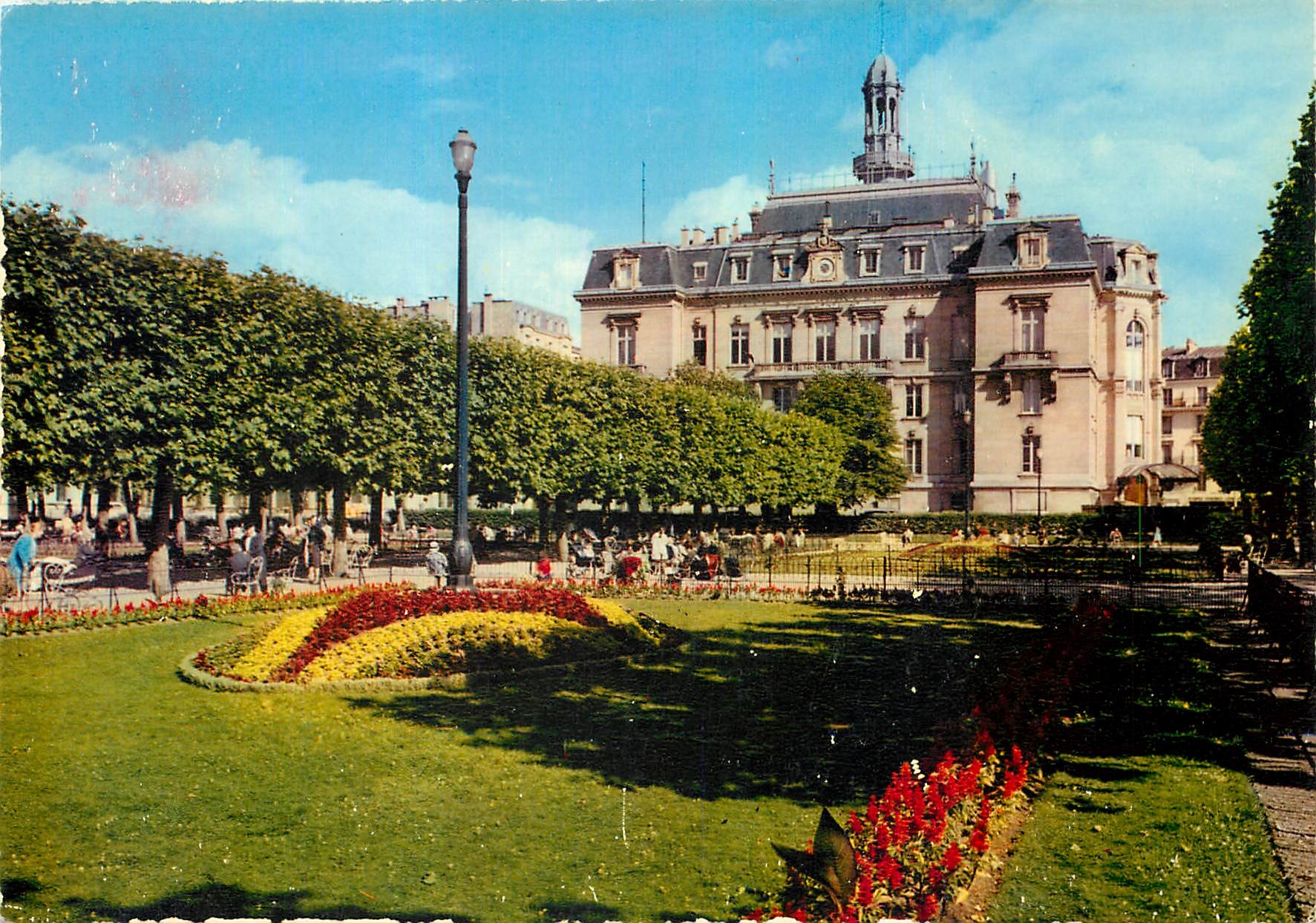 CPM Asnieres (Hauts de Seine) Square de l'hotel de ville