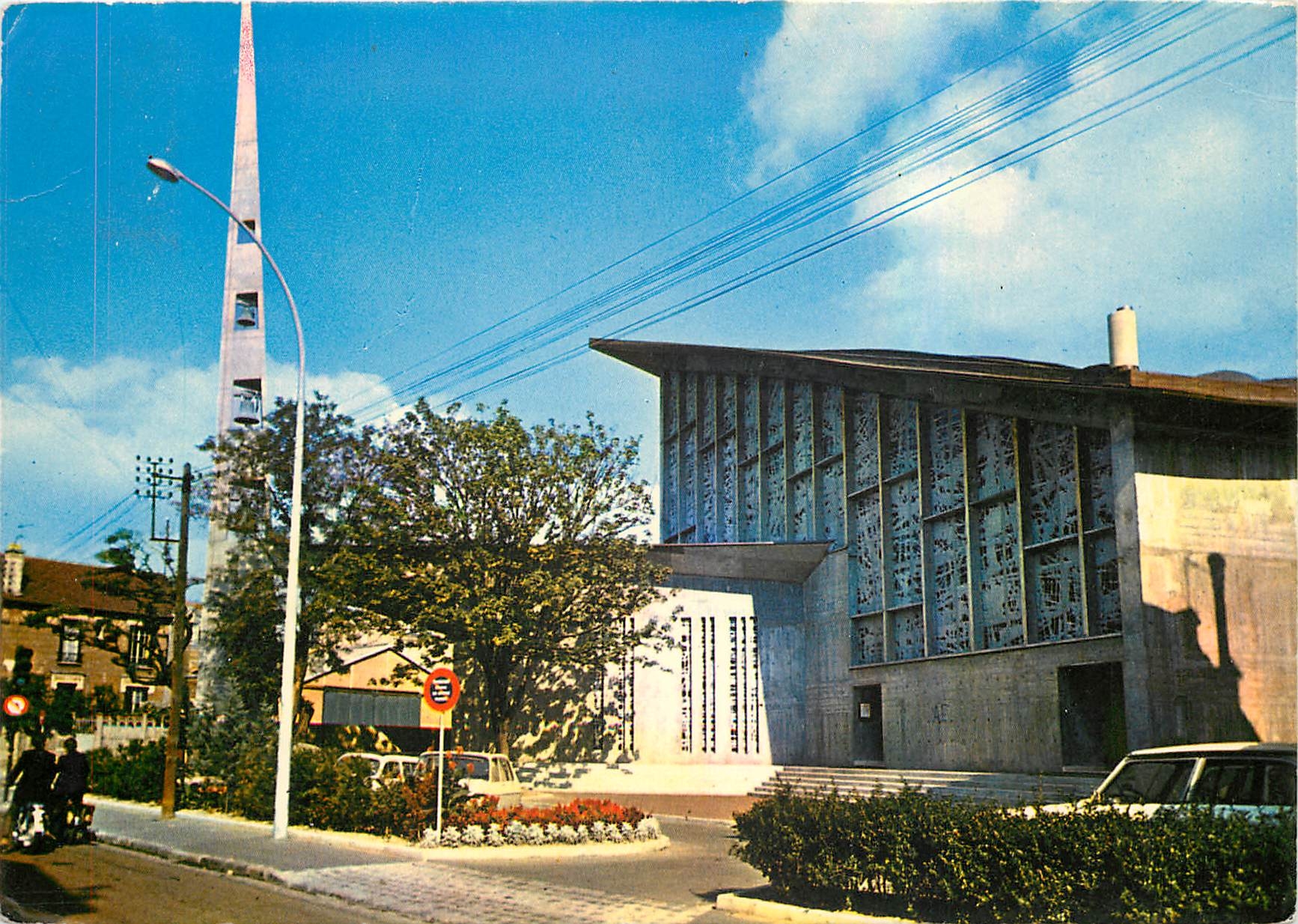 CPM Clombes La nouvelle eglise Prieure Sainte Bathilde Vanves (Seine) Monastere vu de la cour d'Honn