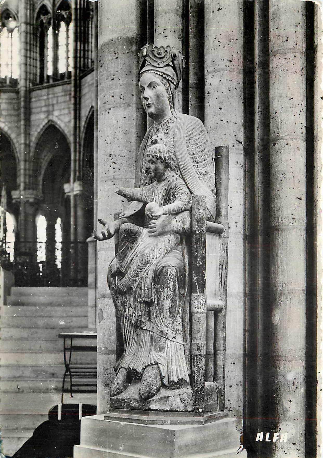 CPM Basilique de St Denis (Seine) La Viege et l'Enfant Bois Polychrome du XIIe s