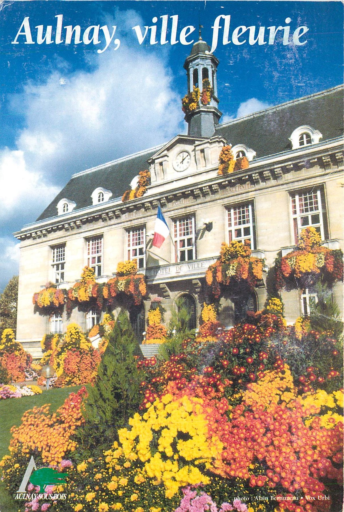 CPM Exposition Florale annuelle dans les jardins de l'hotel de ville