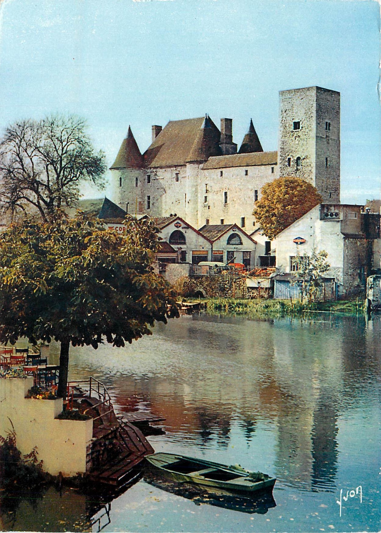 CPM  Couleurs et Lumiere de France Nemours (Seine et Marne) Le Chateau et le Loing