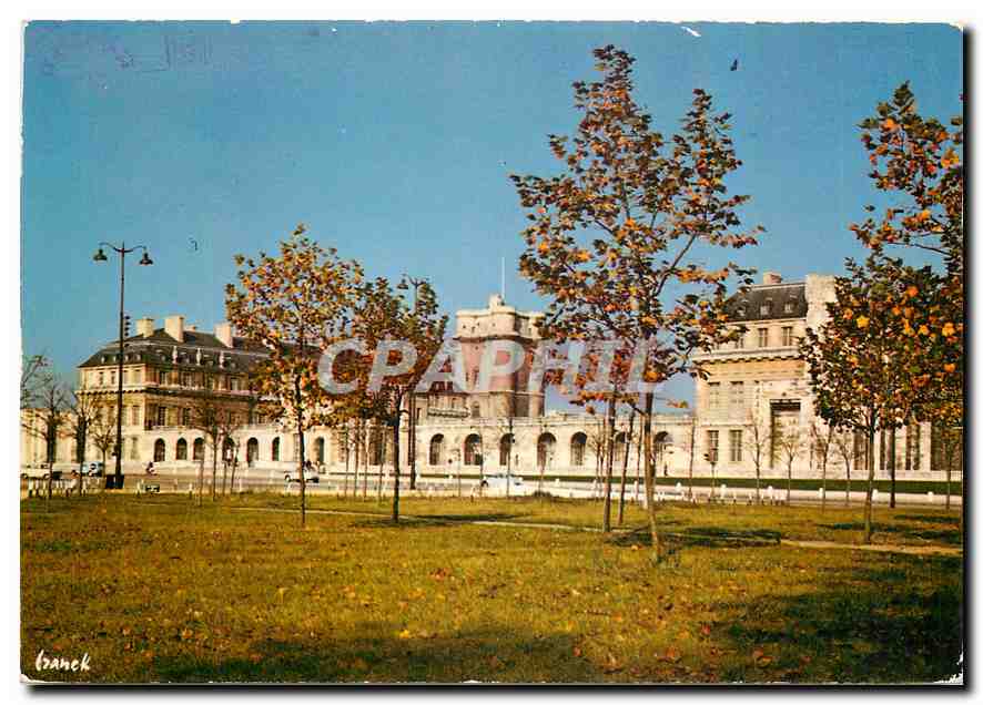 CPM Vincennes Le Chateau historique vu de l'esplanade