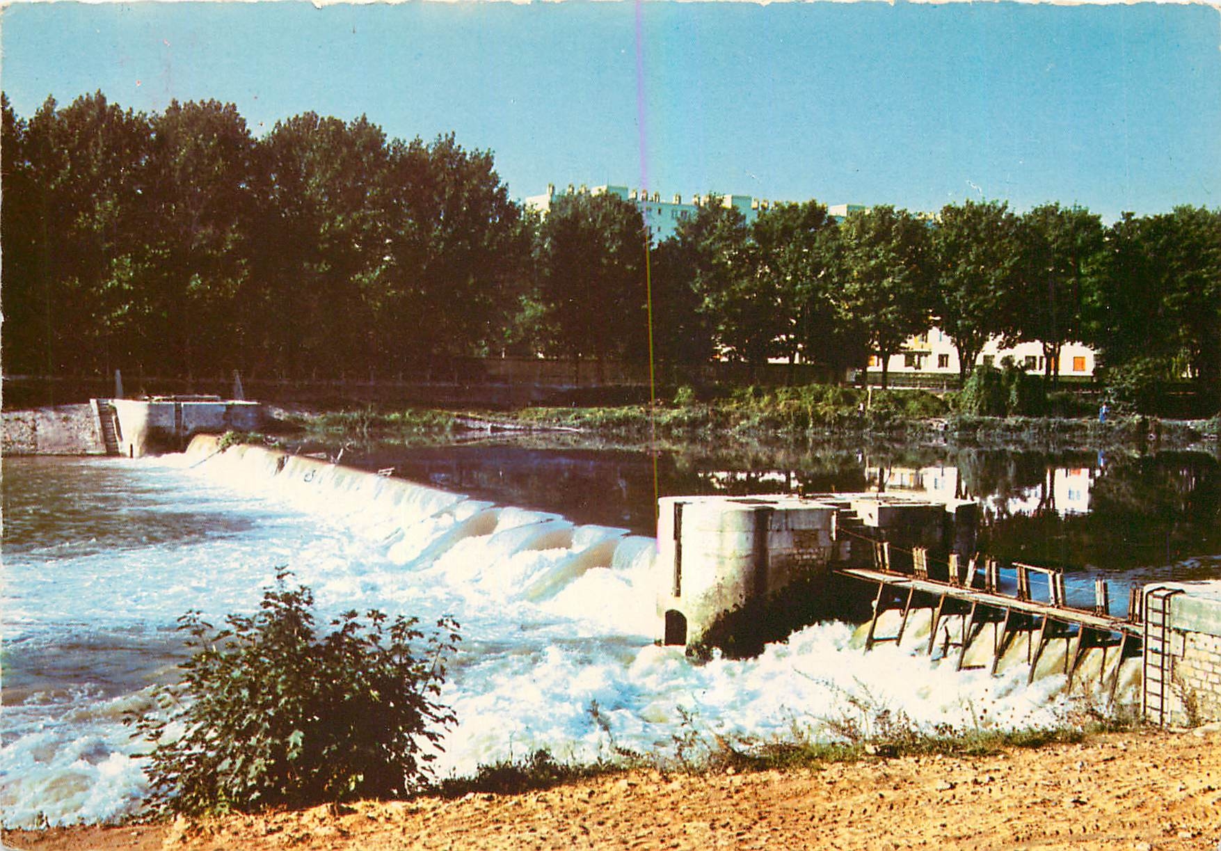 CPM Images de France Joinville Saint Maur Le barrage sur la Marne