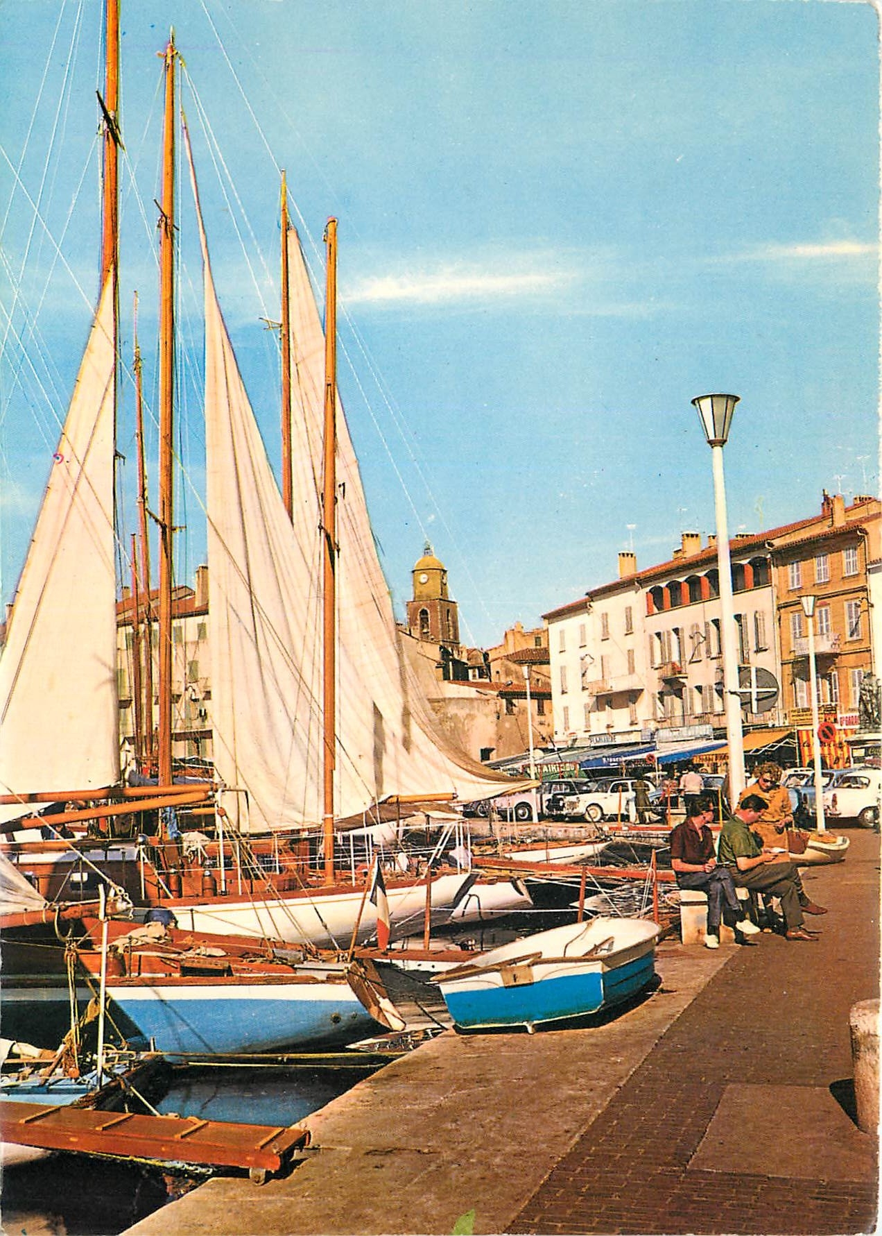 CPM Saint Tropez (Var) Voiles en plein vent Yachiss ancres au port