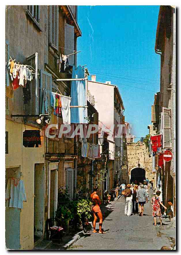 CPM Saint Tropez (Var) La rue des Remparts