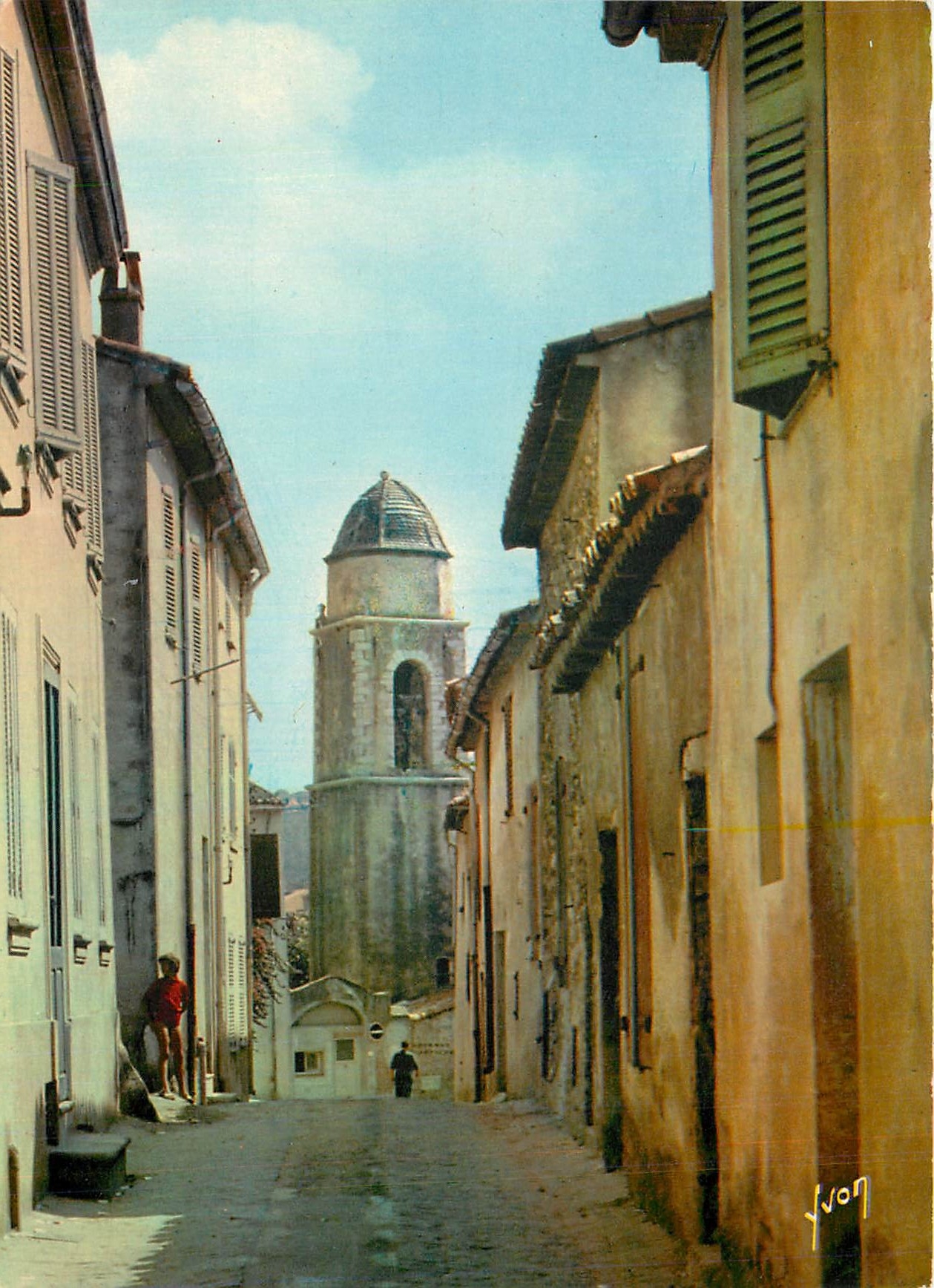 CPM Saint Tropez (Var) Vieille rue et le clocher de l'Eglise la cote d'Azur miracle de la nature