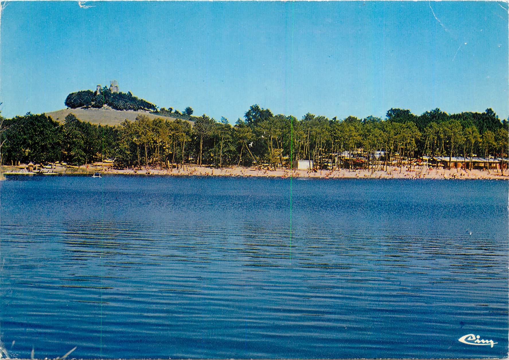 CPM Villefranche se Lonchat (Dord) Le Lac Avec la Place