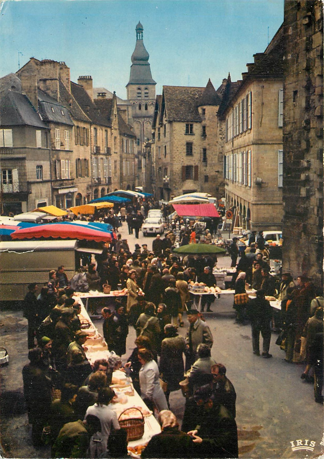 CPM Sarlat en Perigord (Dordogne) Jour de Marche a Sarlat