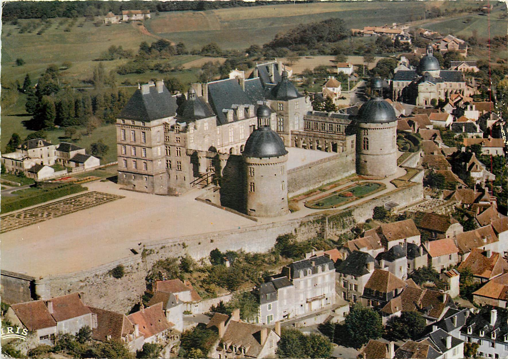 CPM Chateau en Perigord Hautefort vu du ciel (XVe et XVIIe s) Le Village et l'Hospice