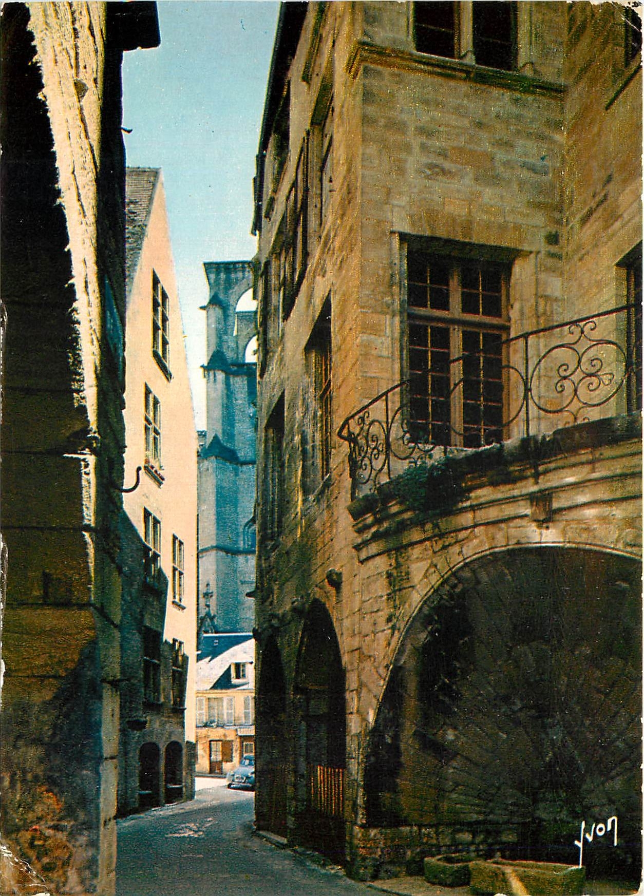 CPM  Sarlat (Dordogne) Rue des Consuls a droite l'Hotel Plamon