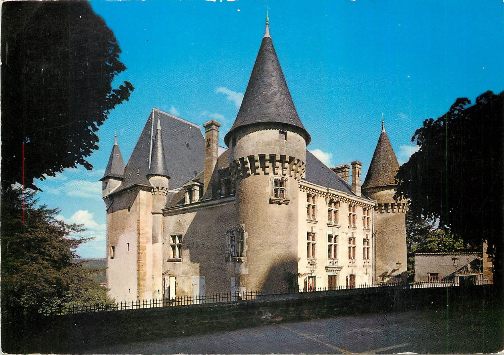 CPM Thiviers (Dordogne) Le Chateau de Vaucocour