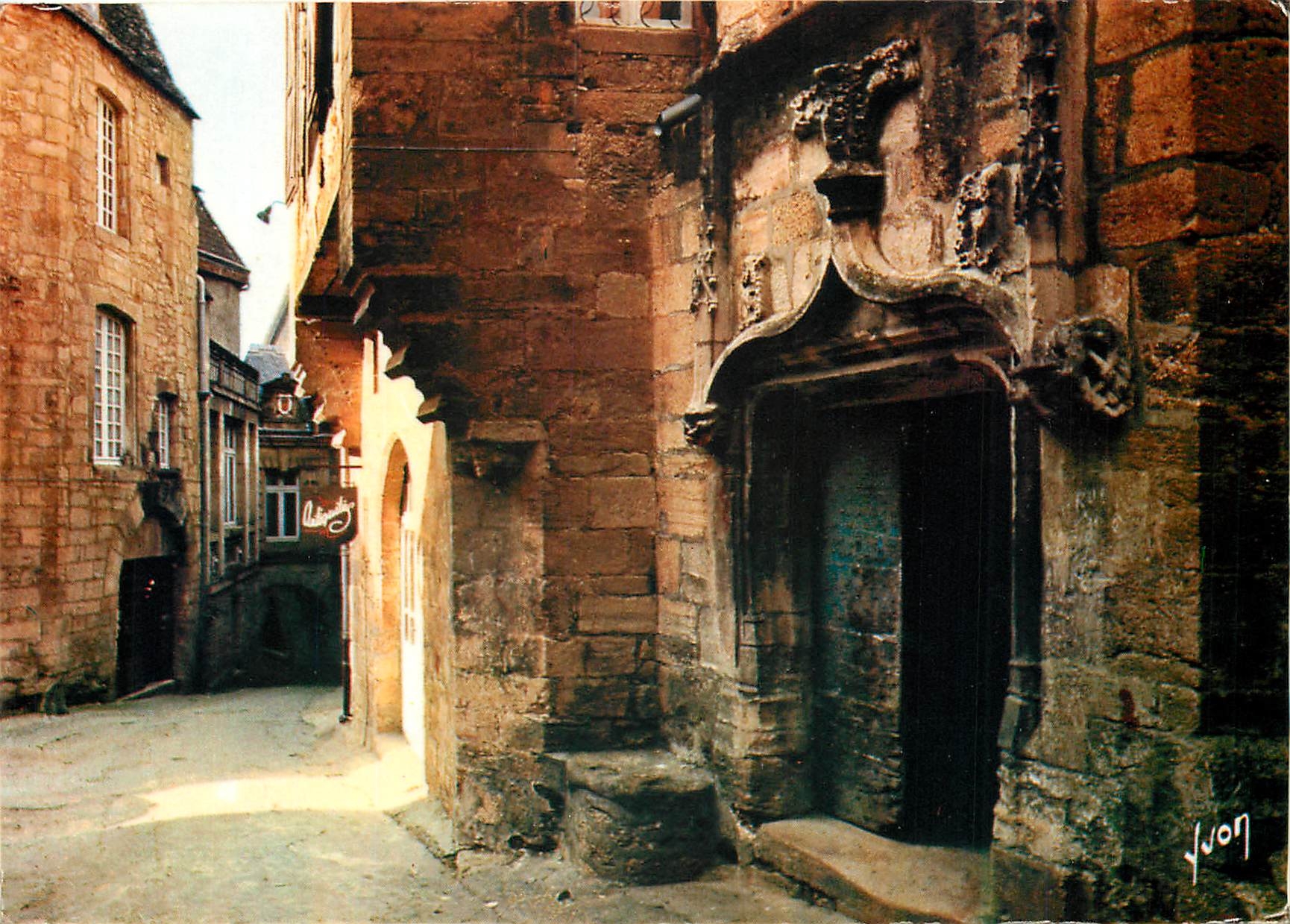 CPM Sarlat (Dordogne) Rue de la Salamandre Porte de l'Hotel de Grezel