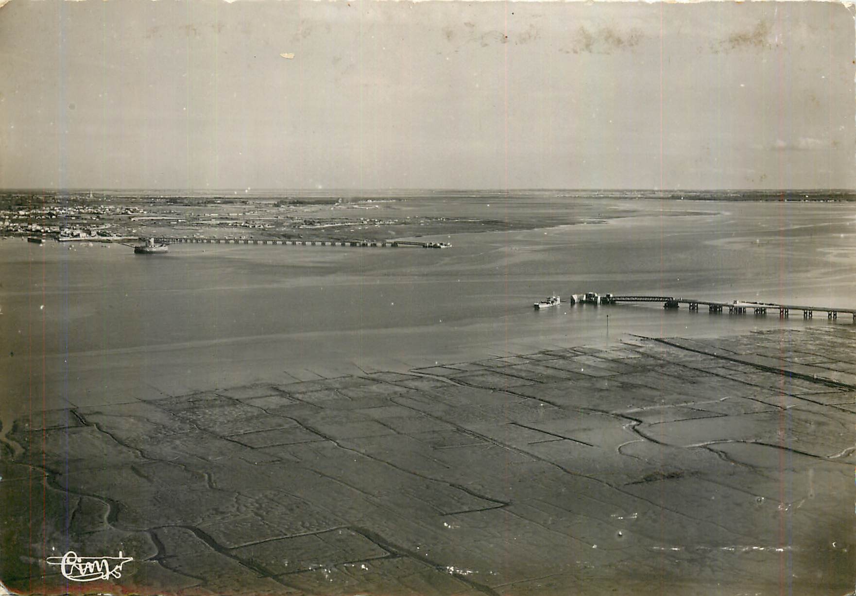 CPM Le Chapus Ile d'Oleron (Ch Mme) Vue aerinnne Jetee et Bac reliant l'Ile d'Oleron au COntinent