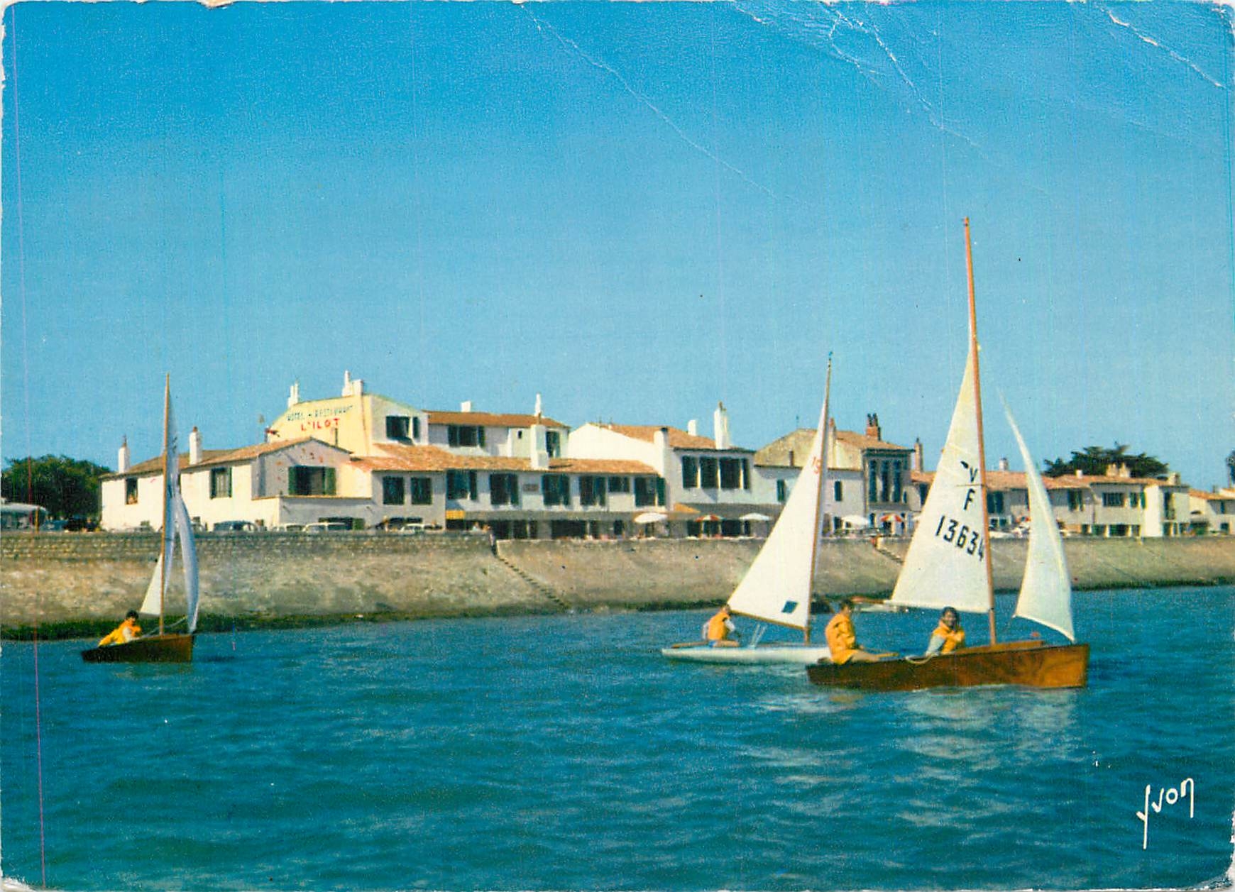 CPM Couleurs et Lumiere de France Ile de Re La Flotte (Ch Mme) Le Quais et la terrasse de l'Ilot