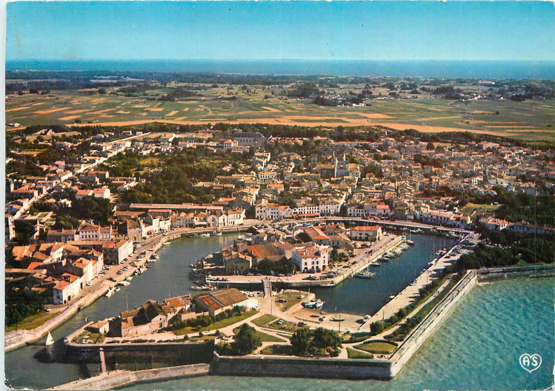 CPM Ile de Re (Ch Mme Saint Marti de Re vue generale du Port