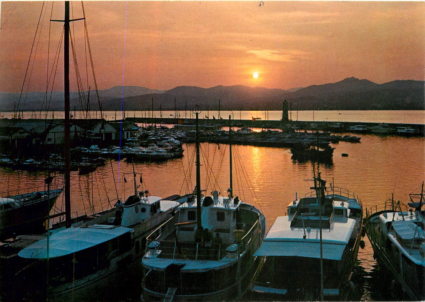 Saint-Tropez (Var) — Coucher de soleil sur le port — Éditions Rella Nise