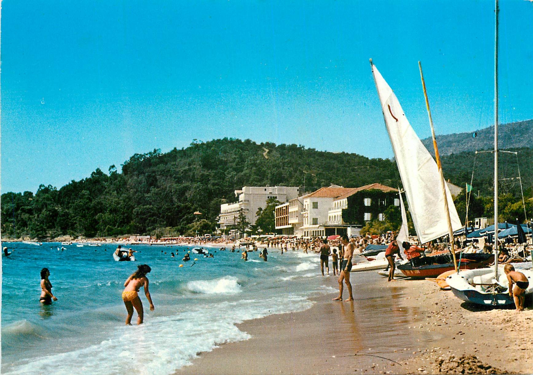 CPM La Cote d'Azur Varoise Cavaliere Csap Negre (Var) La plage et les Hotels