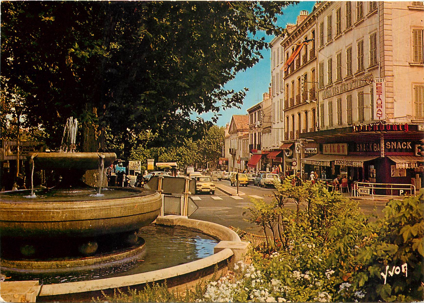 CPM Couleurs et Lumiere de France La Cote d'Azudr Miracle de la Nature Hyeres (Var) Place Clemenceau