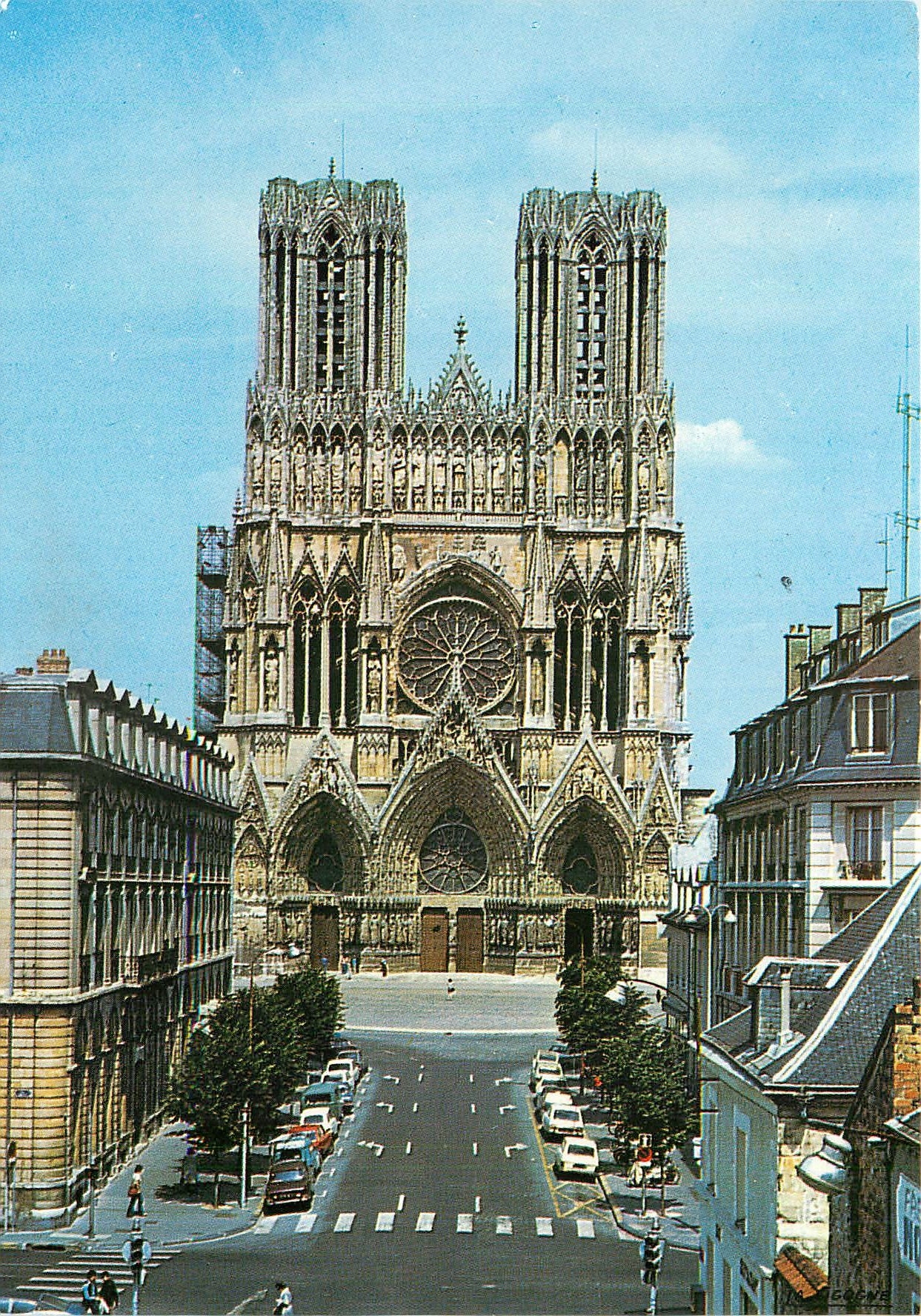 CPM Reims (Marne La cathedrale vue de la rue libergier