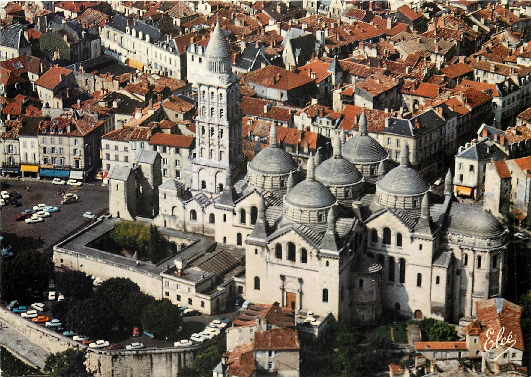CPM Perigueux Vu generale sur la Cathedrale St Front avec ses belles coupoles et l'ensemble de la Ca