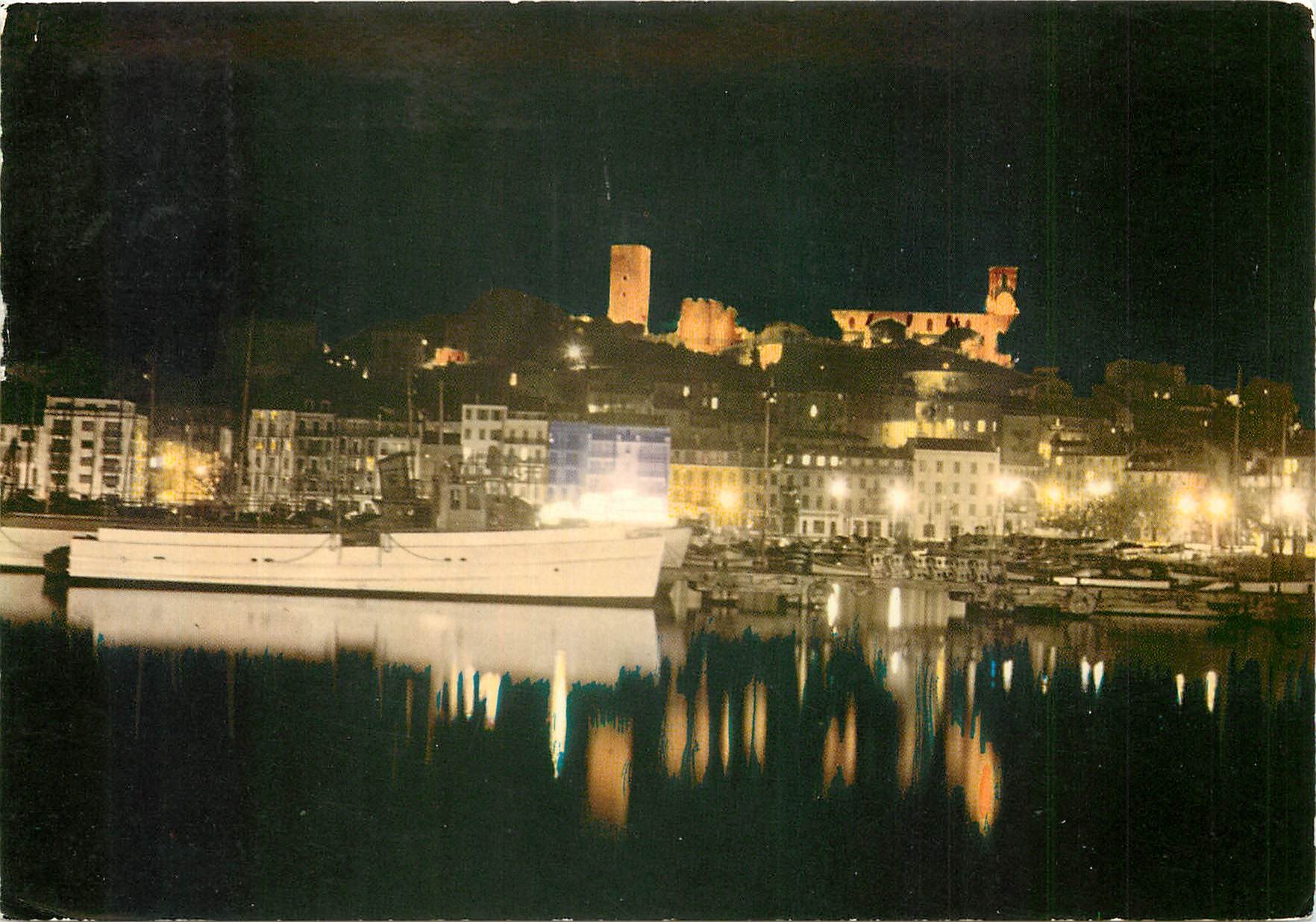 CPM Cannes (Alpes Maritimes) La nuit Le quai Saint Pierre et le Surquet