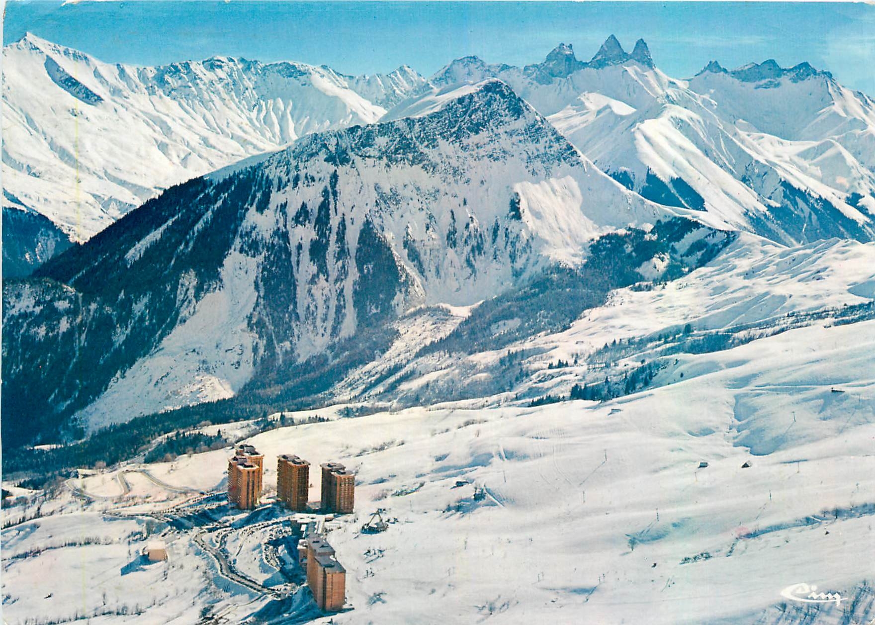 CPM Le Corbier (Savoie) vue generale aerienne et les aiguilles d'Arves