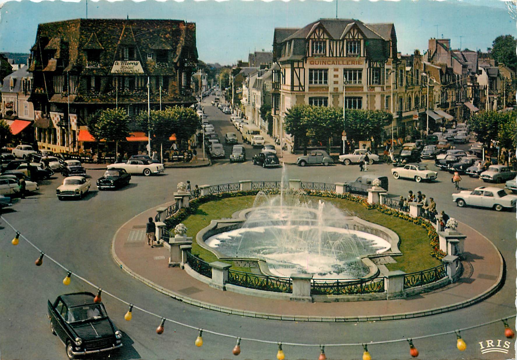 CPM Deauville Plage Fleurie Place de Morny les Jets d'eau et le Morny