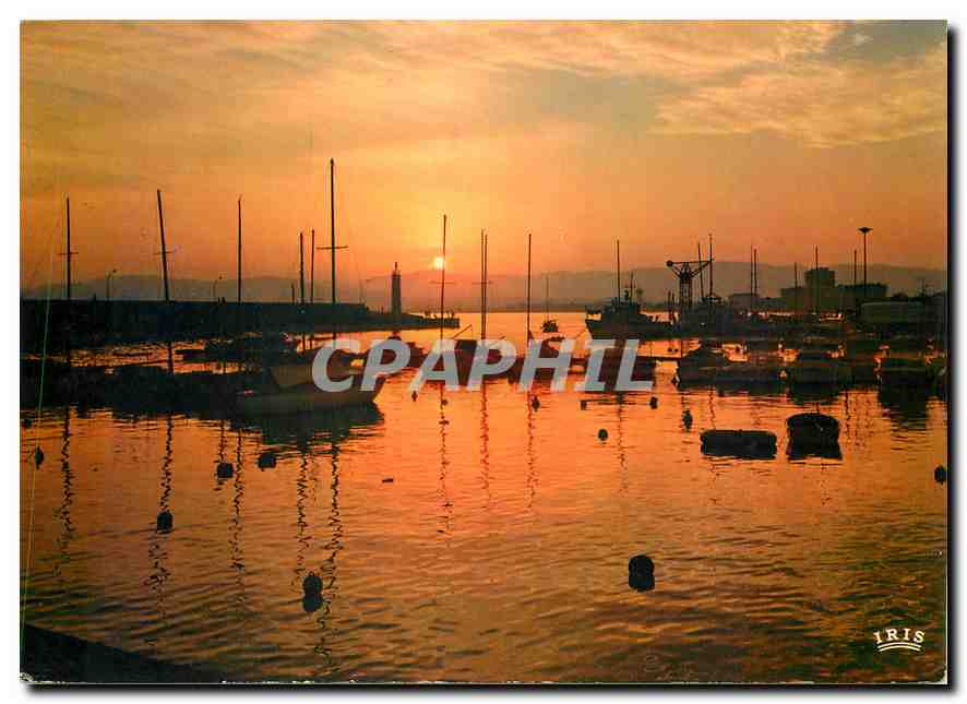 CPM Reflets de la Cote D'Azur Saint Raphael (Var) Coucher de Solail sur le Port Bateaux