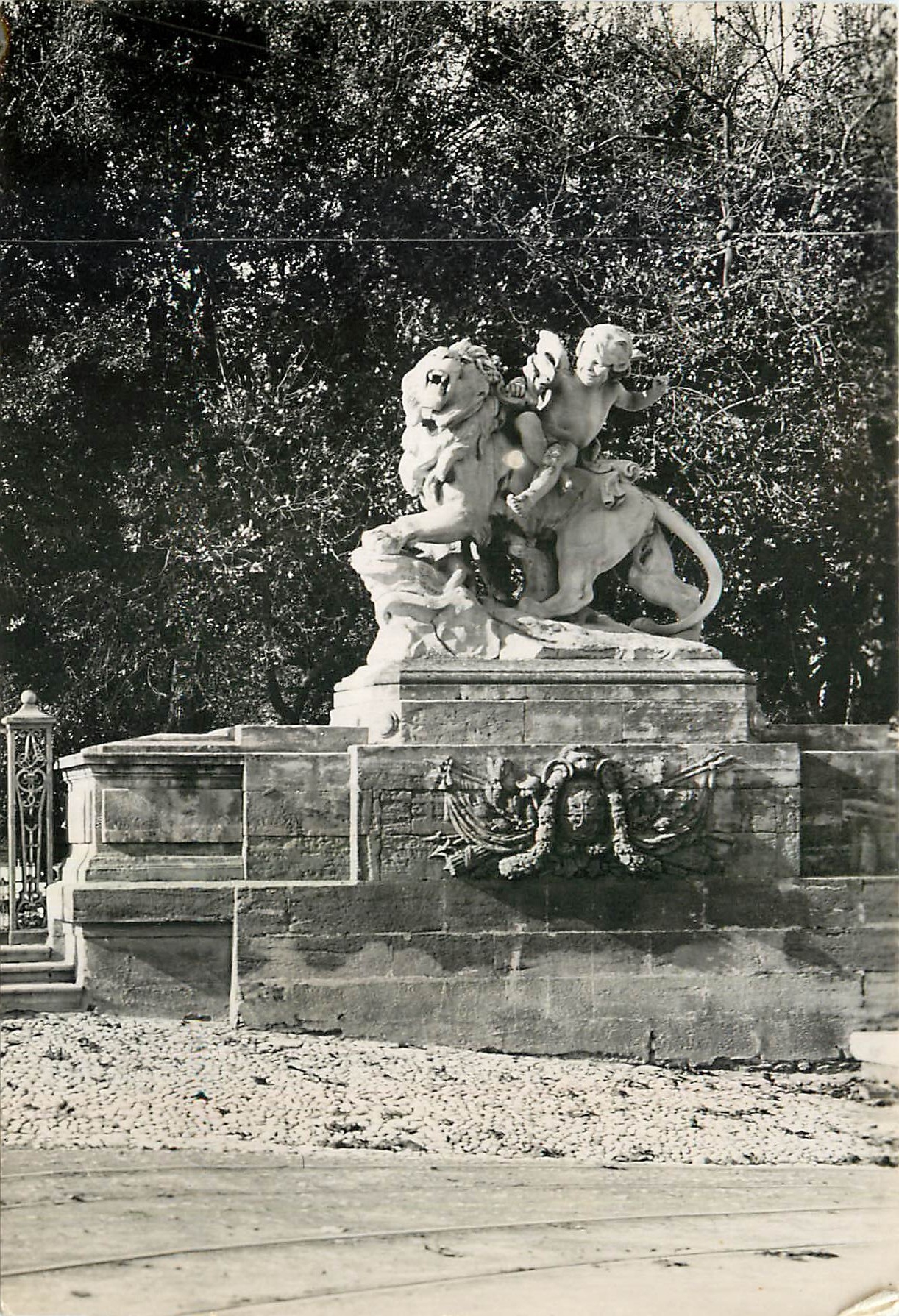 CPM Montpellier Entree d Peyrou Le Lion et l'enfant