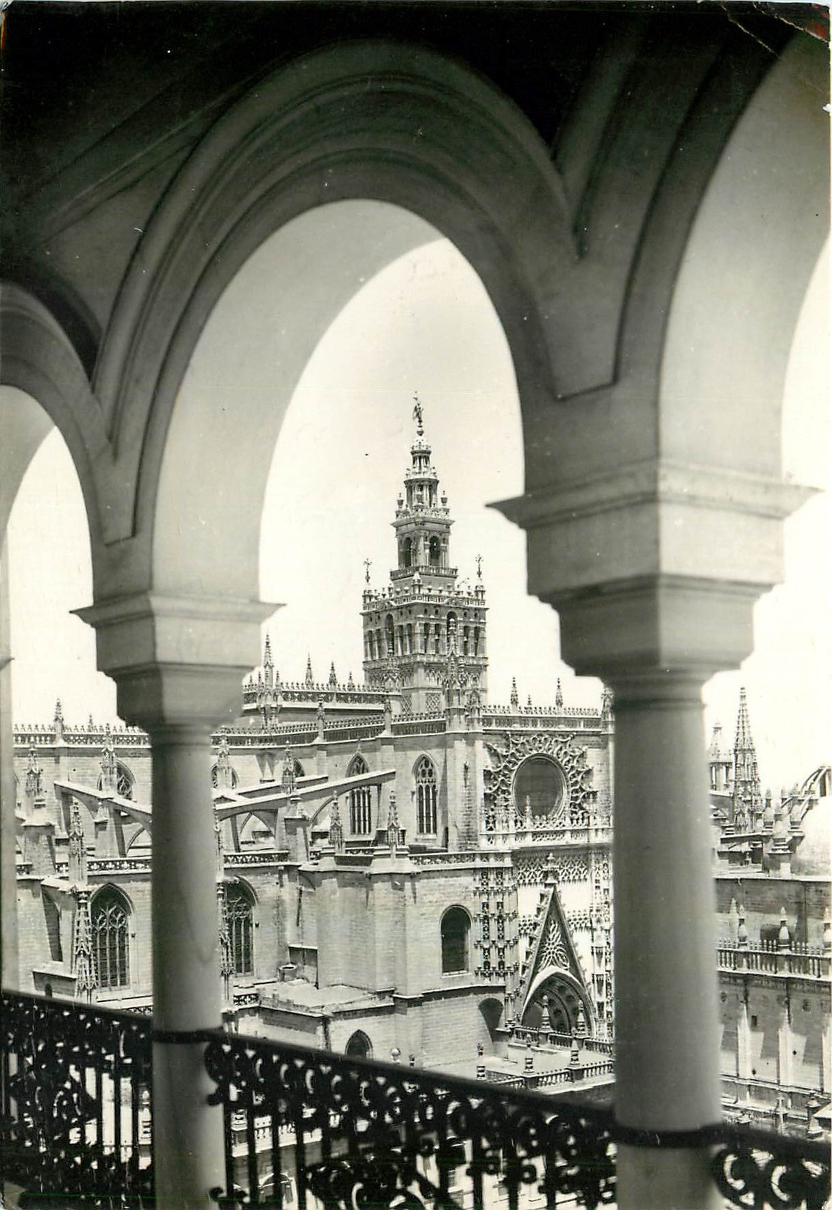CPM Vue partielle de la cathedrale Sevilla